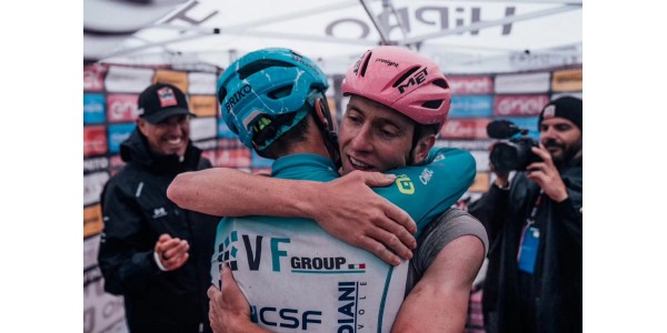 Etape 15 af Giro d'Italia, en to-vejs strøm af idoler og fans